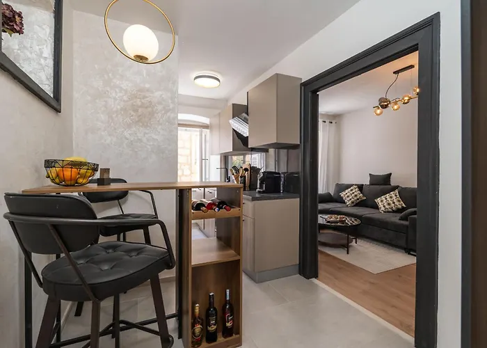 Perfect Old Town Location Two Bedroom House - L & M Apartment