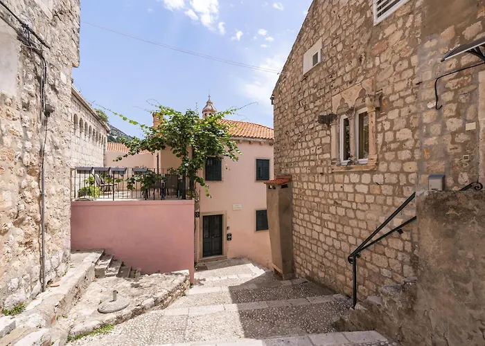 Perfect Old Town Location Two Bedroom House - L & M Apartment