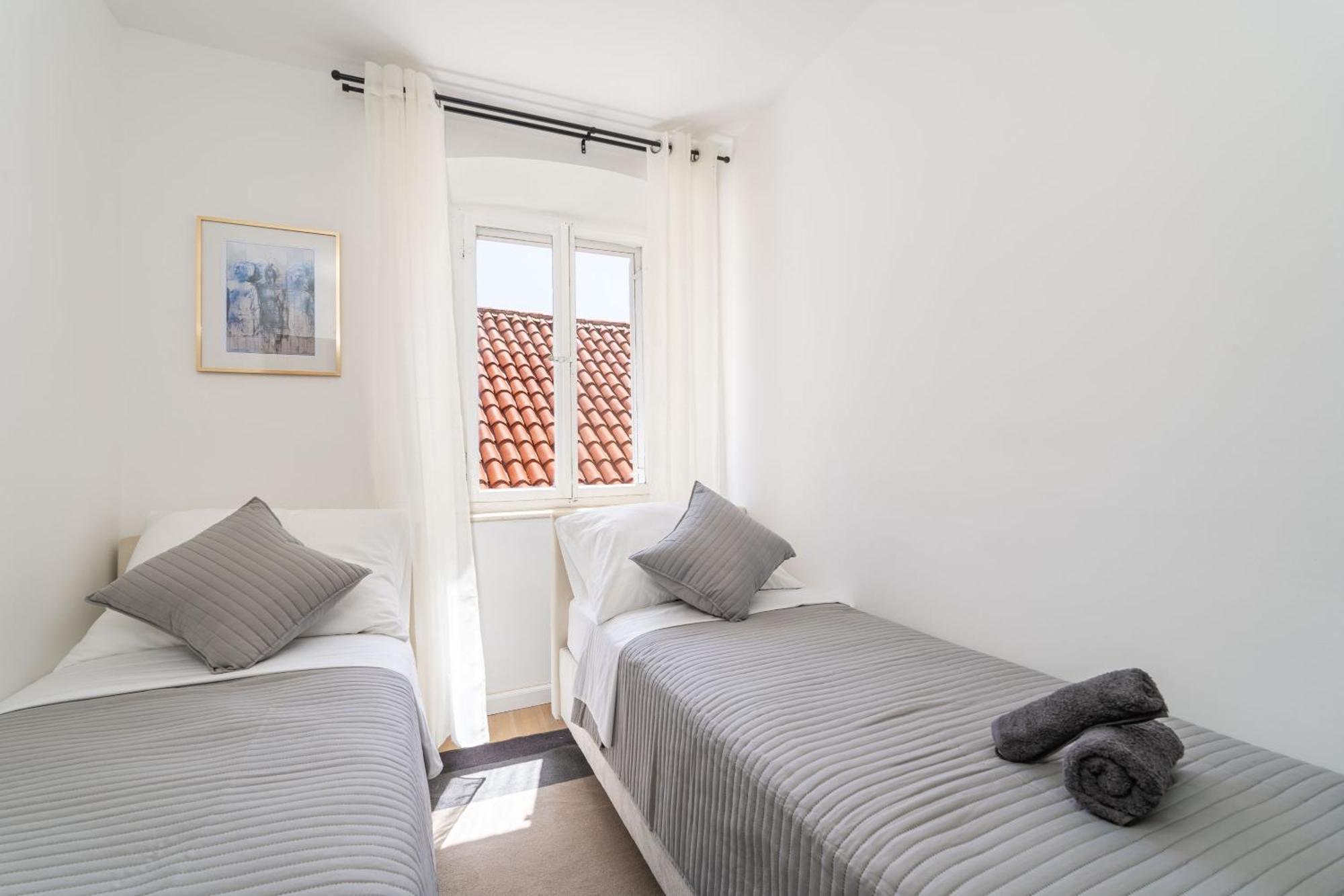 Perfect Old Town Location Two Bedroom House - L & M